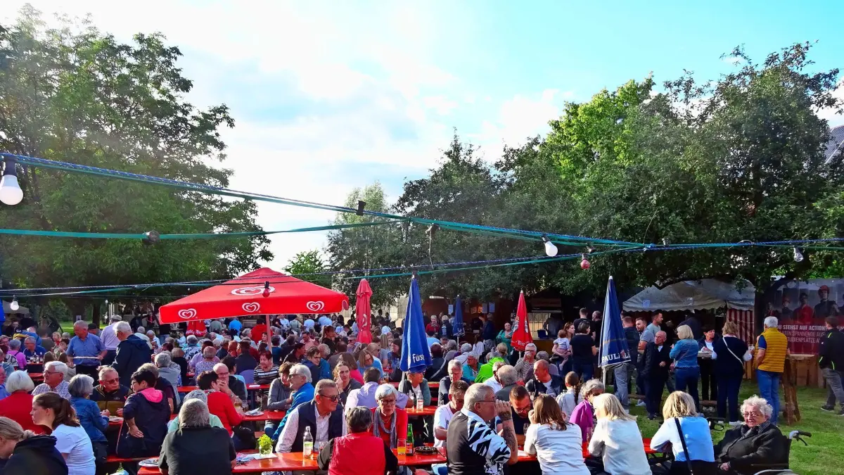 Abend verwandelt sich die Wiese hinter der Kaiserwaldhalle in Kippenheimweiler in einen Festplatz mit ausgelassener Stimmung und Beisammensein bei guten Gesprächen.