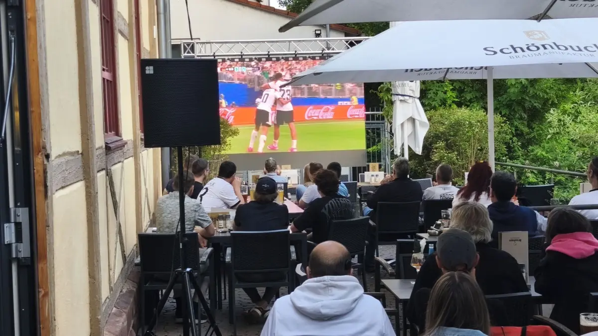 Bereits beim ersten Spiel der deutschen Nationalmannschaft haben Fans mitgefiebert.