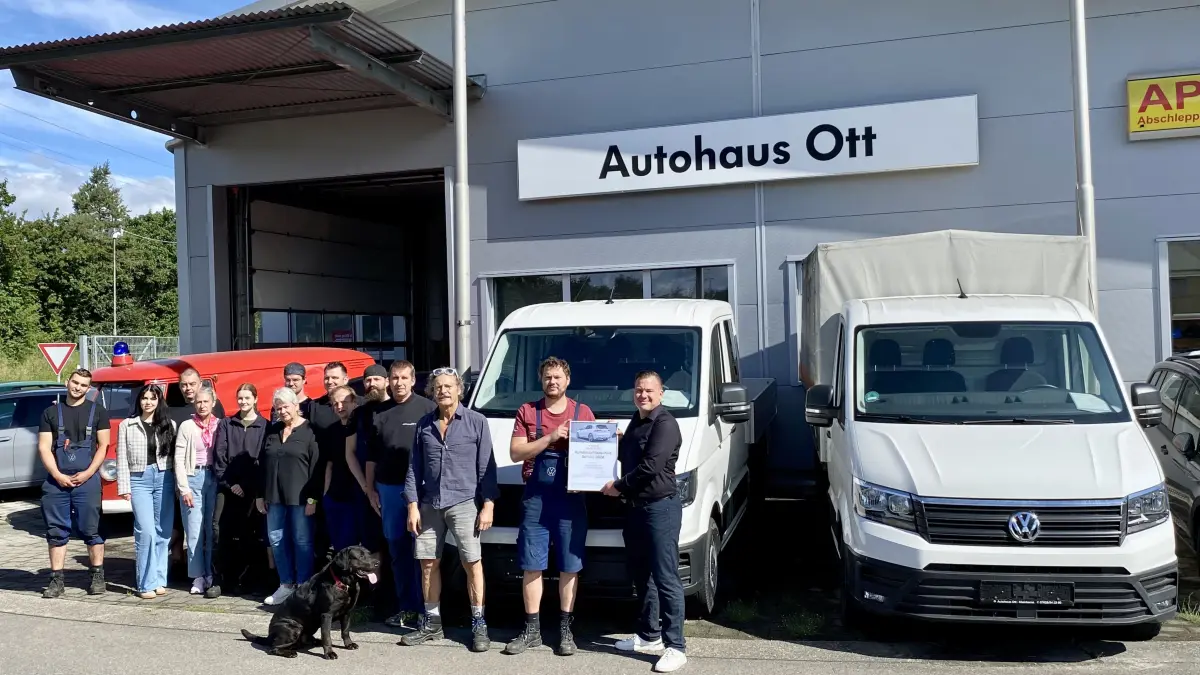 Das Team vom Autohaus Ott in Kleinkem wurde mit einer Urkunde für seine Kundenfreundlichkeit ausgezeichnet. Karheinz Büchelin (Dritter von rechts), Daniel Trampe (rechts).