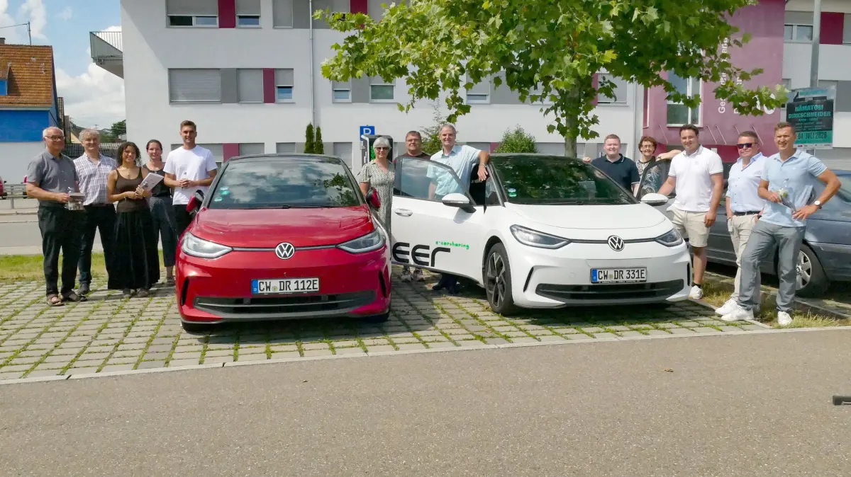 Standorteröffnung beim Dornhaner Wagnerplatz. Die öffentliche E-Mobilität ist dank der Firma „deer“ nun auch in Dornhan angekommen. Vertreter der Kommunalpolitik und Bürgermeister Markus Huber freuen sich über das neue Angebot.