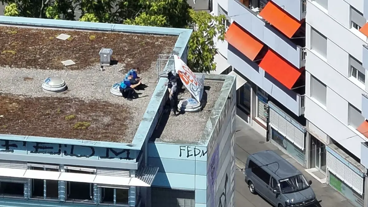 Die beiden verbliebenen Besetzer – hier mit Polizisten – hatten knapp zwei Tage lang auf dem Dach ausgeharrt.