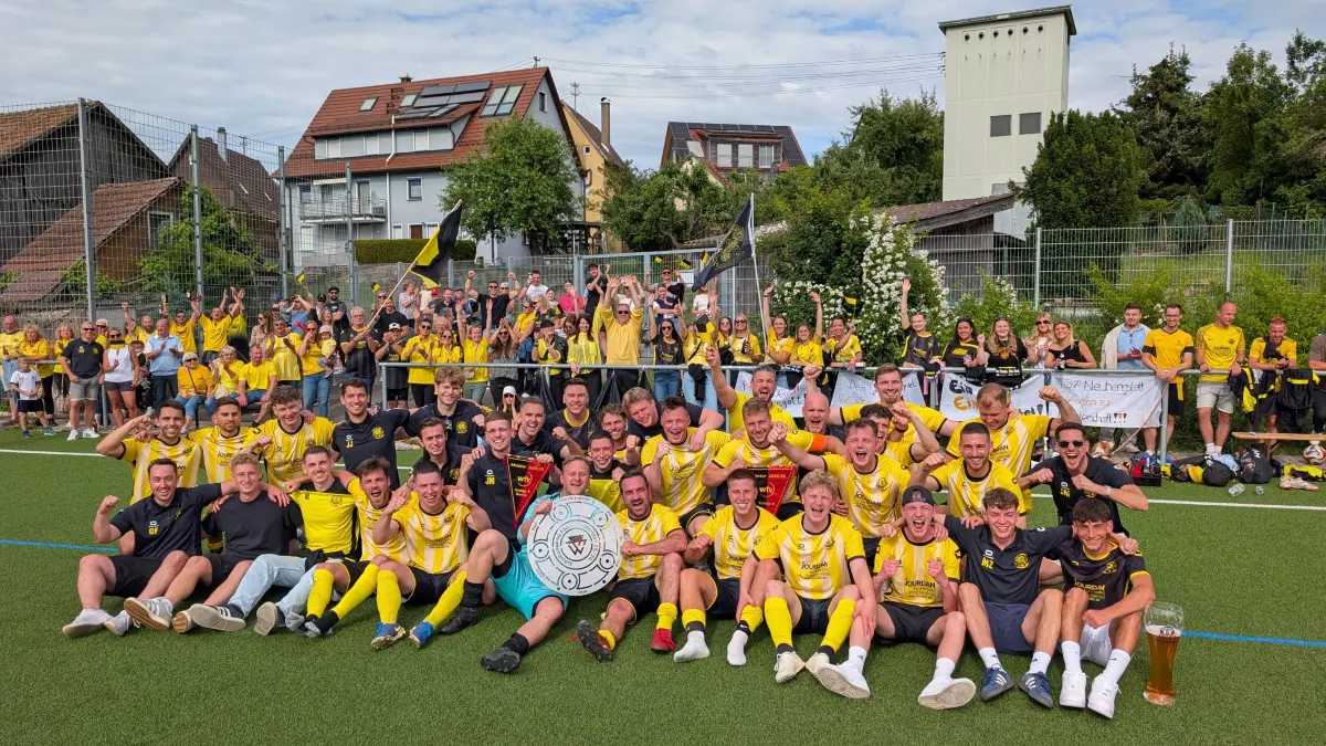 er TSV Neuhengstett freut sich mit seinen Fans über den Meistertitel in der Kreisliga B.