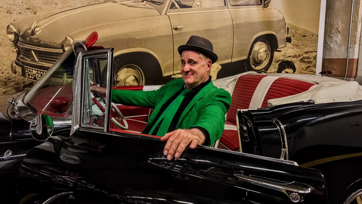 Hämmerle fährt hoim – im schwarzen Cadillac vom ErfinderZeiten-Museum.