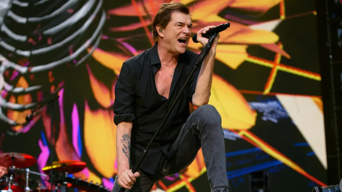 Erstes Konzert der Toten Hosen in NRW: 03.07.2026, Nordrhein-Westfalen, Düsseldorf: Campino, Sänger der Band "Die Toten Hosen", steht bei einem Konzert in der Merkur Spiel-Arena auf der Bühne. (zu dpa: «Doppel-Heimspiel: Tote Hosen in Düsseldorf umjubelt») Foto: Henning Kaiser/dpa +++ dpa-Bildfunk +++