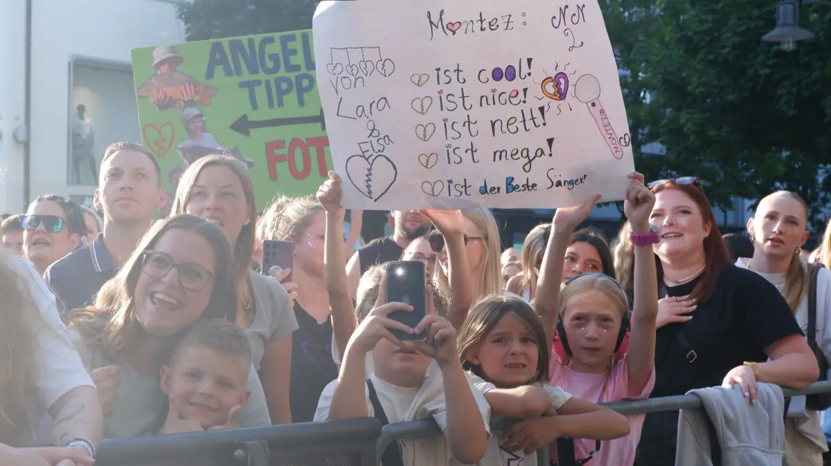 Fanbase in der ersten Reihe: Viele Fans hatten selbst gestaltete Plakate dabei.