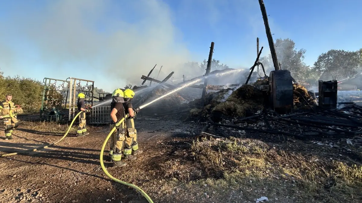 Die Einsatzkräfte der Feuer löschen den Brand auf einem landwirtschaftlichem Anwesen.