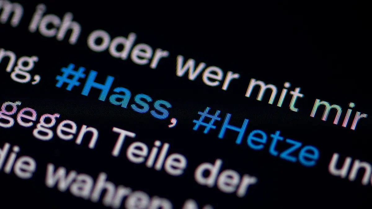 Hass und Hetze im Internet: ARCHIV - 20.01.2022, Berlin: Auf dem Bildschirm eines Smartphones sieht man die Hashtags Hass und Hetze in einem Twitter-Post. Die Zentralstelle zur Bekämpfung der Internetkriminalität (ZIT) hat in Zusammenarbeit mit dem Deutschen Fußball-Bund (DFB) bislang 45 Ermittlungsverfahren wegen der sogenannten Hate Speech im Netz eingeleitet. (zu dpa: «Spielergewerkschaft: Zunehmende Anfeindungen bei Fußball-WM») Foto: Fabian Sommer/dpa +++ dpa-Bildfunk +++