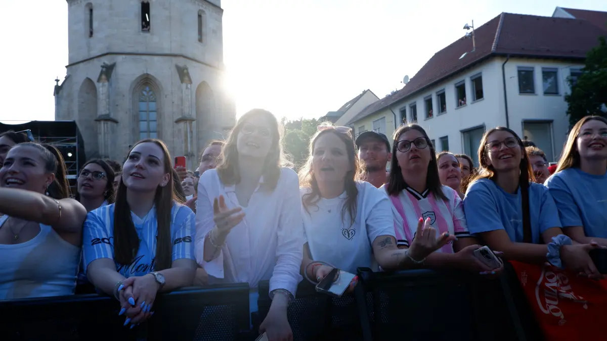 Von hinten das sommerliche Abendlicht, von vorn die Scheinwerfer der Bühne – und dazwischen die textsicheren Fans von Montez.