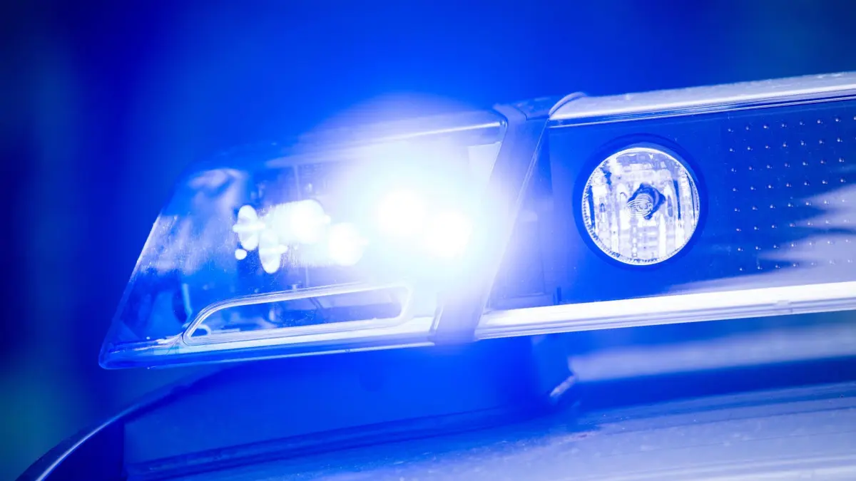 Polizei Blaulicht - Symbolbild: ARCHIV - 15.05.2019, Bayern, Dachau: Ein Blaulicht leuchtet an einer Polizeistreife. (zu dpa: «16-Jährige stirbt bei Mofa-Unfall – Polizei sucht Zeugen») Foto: Lino Mirgeler/dpa +++ dpa-Bildfunk +++