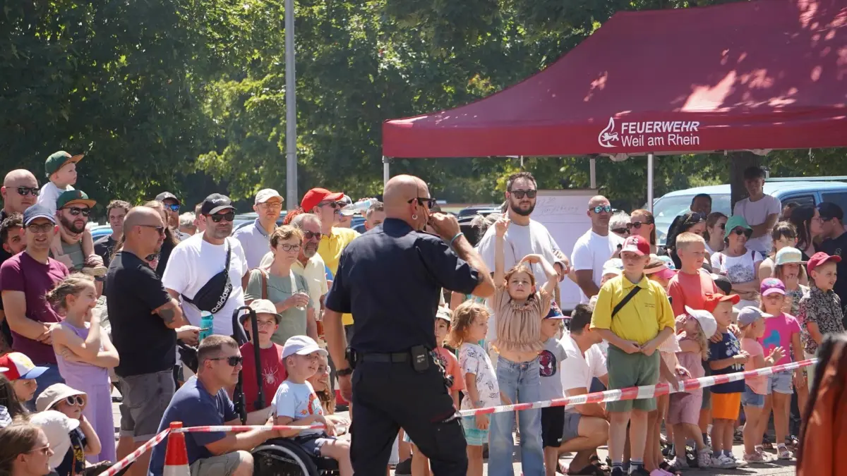 Feuerwehr Tag der offenen tür Besuchern wurde vor Augen geführt, welche schwerwiegenden Folgen ein falsches Verhalten haben kann und was es zu beachten gilt