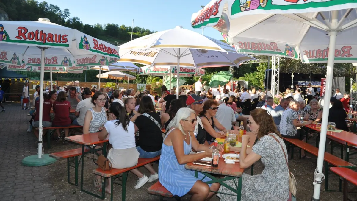 Festgäste beim Sommerfest Istein