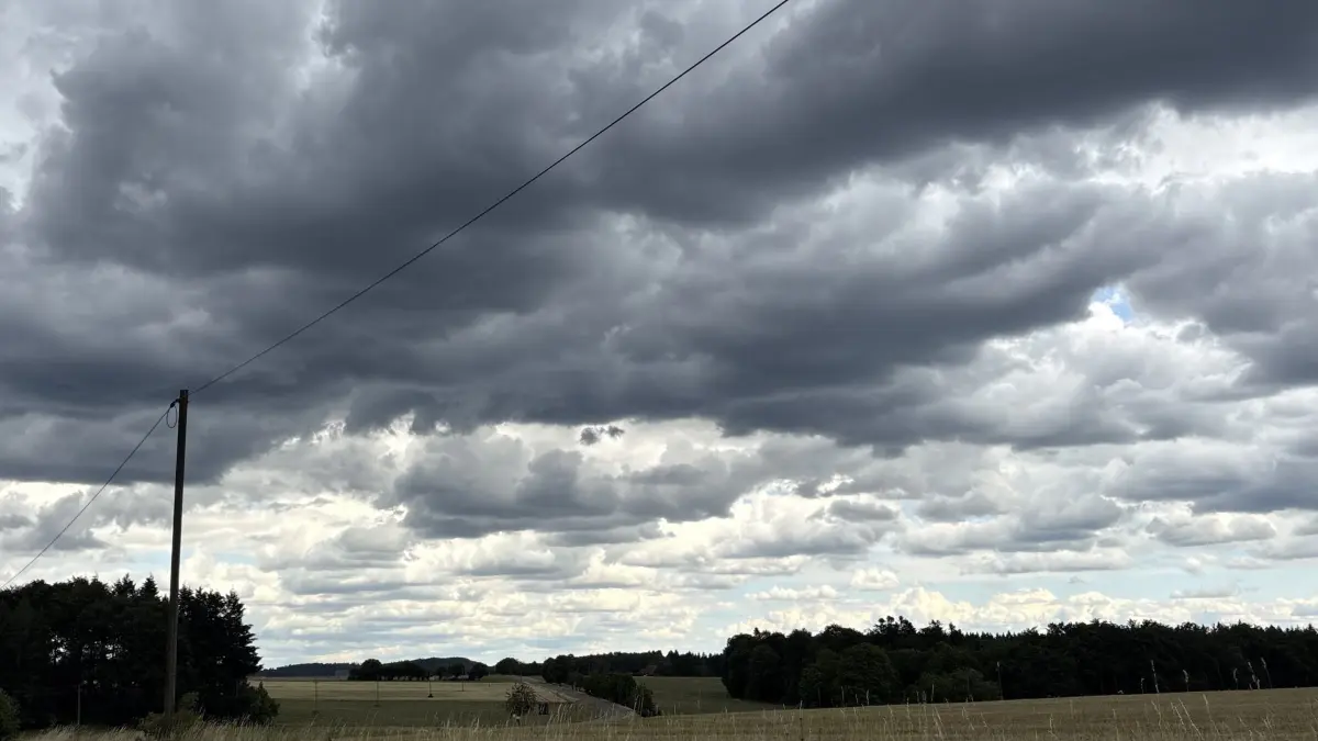 Dunkle Wolken über dem Zollernalbkreis am Sonntag