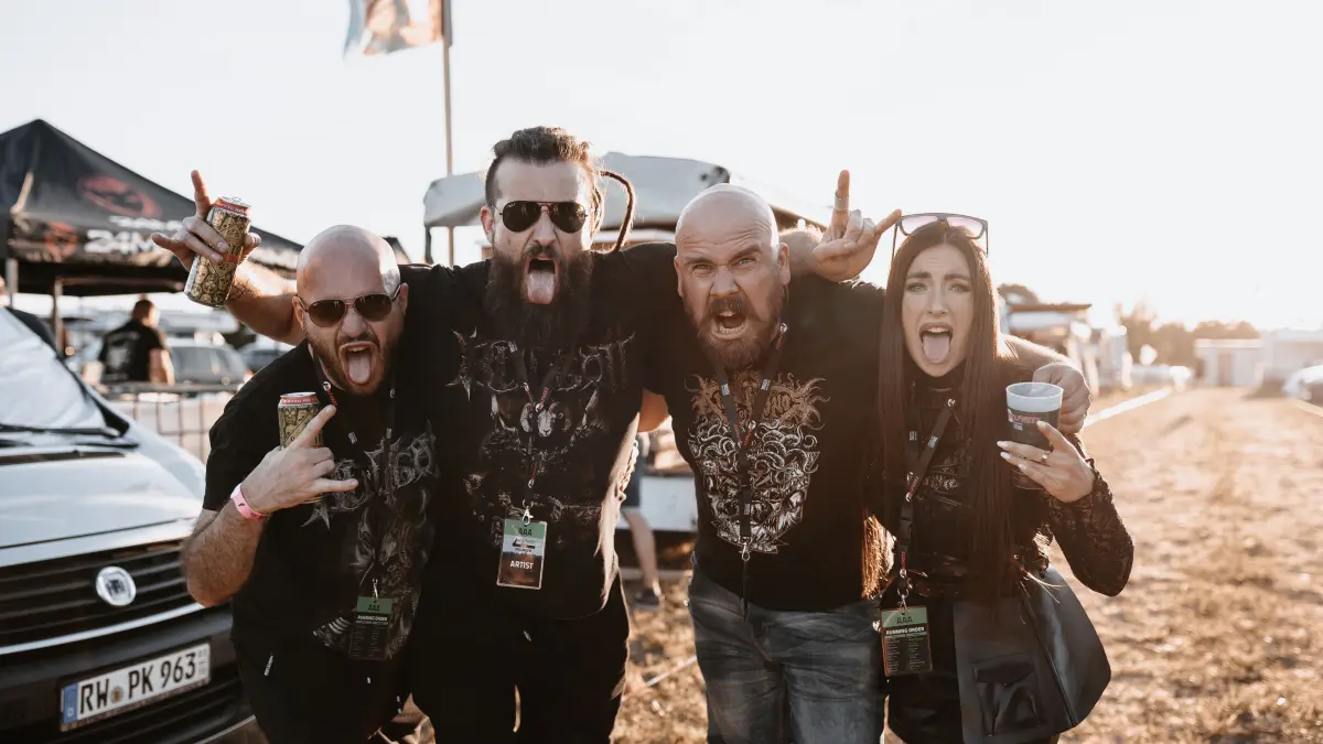 Beim Wolfweez Festival kam bereits am Freitag großartige Stimmung auf. Die Menschen feierten im Infield und auf dem Campingplatz.