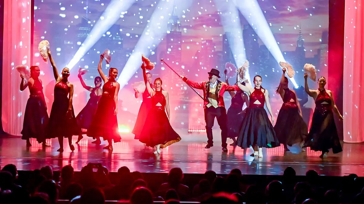 Rund 150 Mädchen, Jugendliche und junge Frauen inszenierten die Choreografie „Zirkus der Träume“ unter der Leitung von Lea Grünwald.