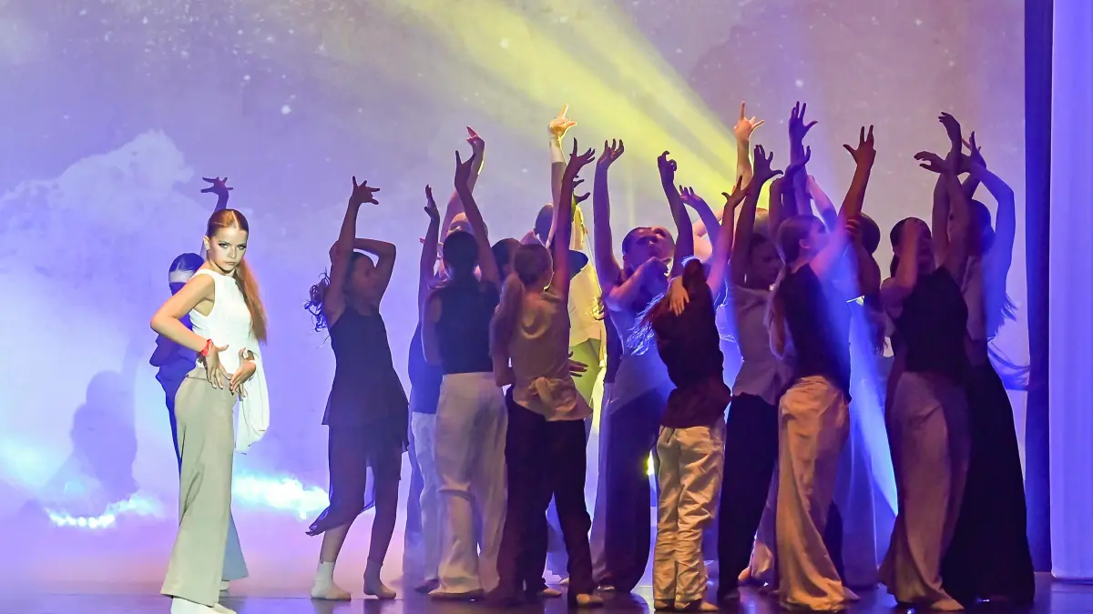 Rund 150 Mädchen, Jugendliche und junge Frauen inszenierten die Choreografie „Zirkus der Träume“ unter der Leitung von Lea Grünwald.