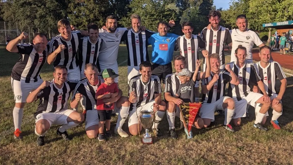 So sehen Bezirkspokalsieger aus: Die Ü32-Mannschaft der SGM Bösingen/Beffendorf.