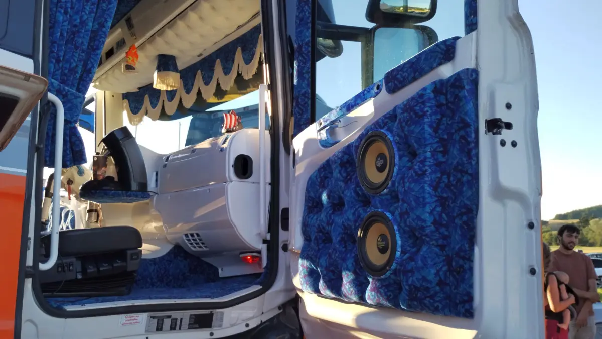 Lederausstattung, Plüsch und schöne Vorhänge. Ein Truck im typischen "Holland Style"