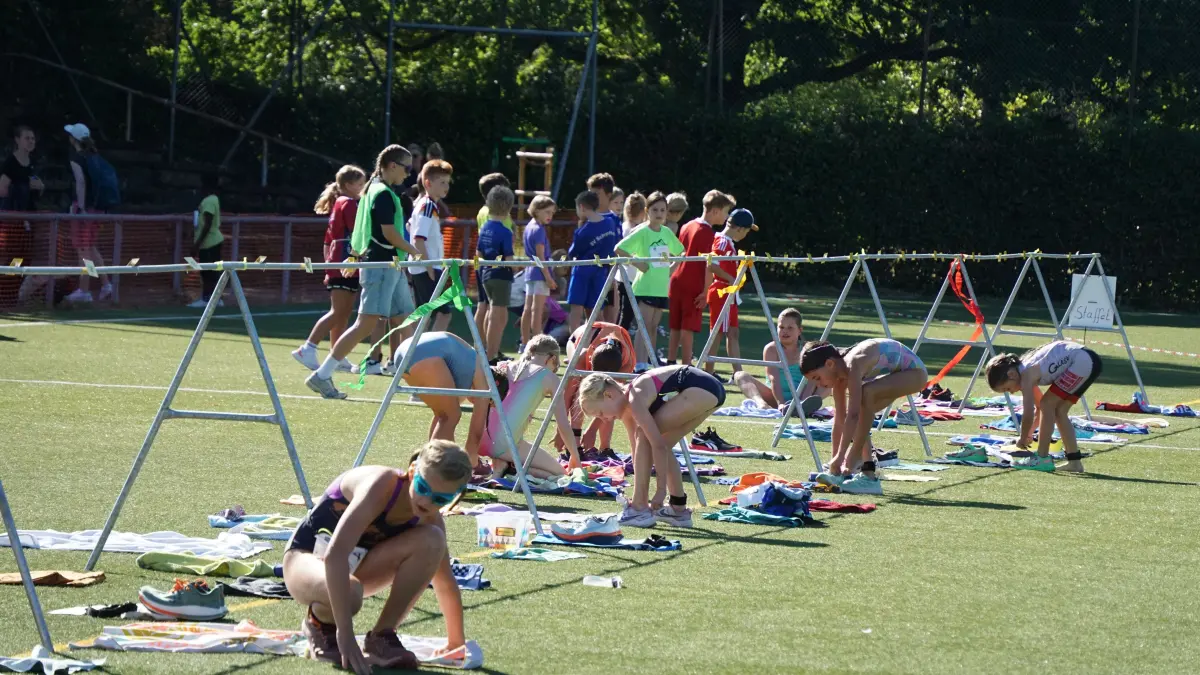 In der Umkleidezone des Triatholin-Tags in Schopfheim muss es schnell gehen. das erfahren die „Schnupperer“ hautnah.