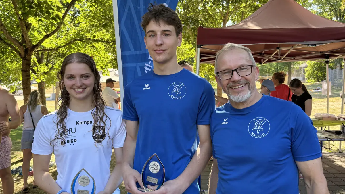 Bei der Siegerehrung konnte Hauke Schik (rechts) mit Marlu Hamm und Oskar Jasinski die neuen Nagolder Stadtmeister im Schwimmen auszeichnen.