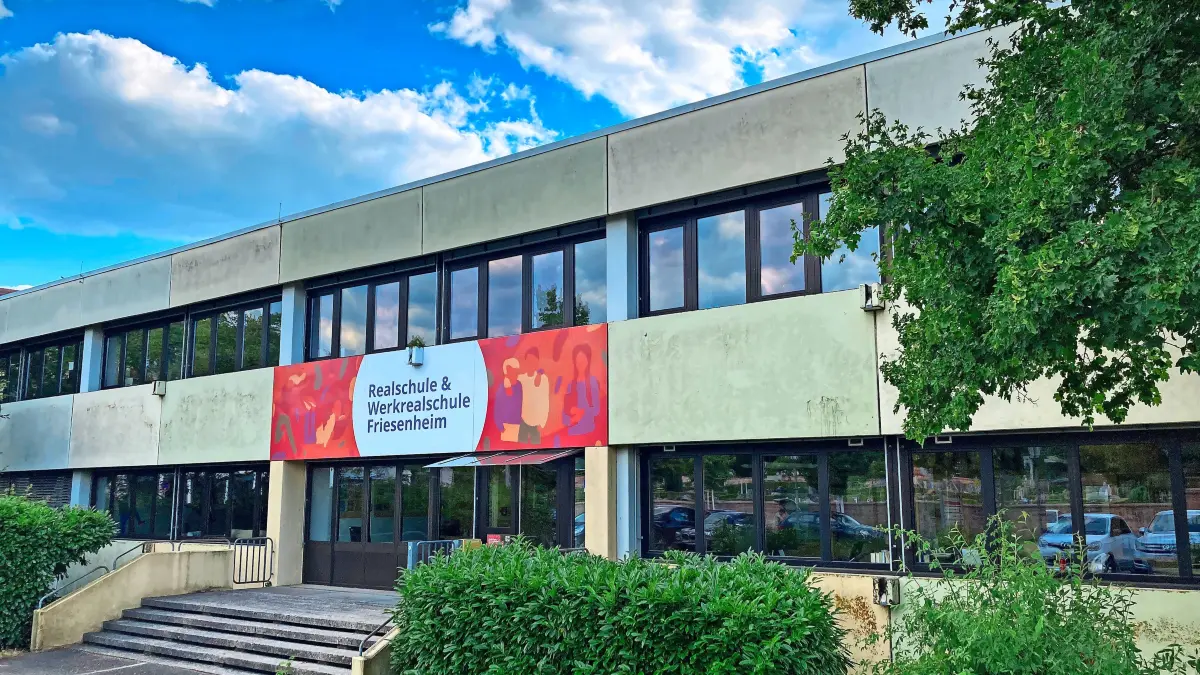 Im Jahr 1975 wurde das neue Realschulgebäude aus Beton eingeweiht. Mit einer Sanierung wird gerechnet.