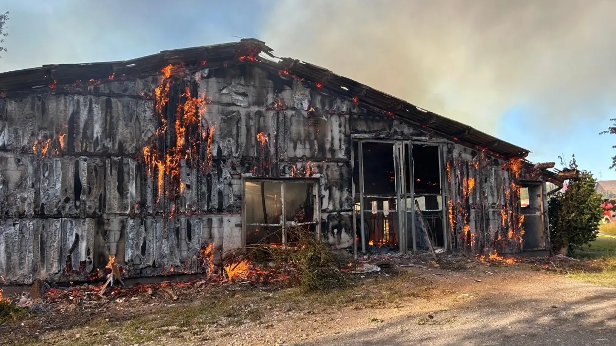 Die Flammen hinterlassen ein Bild der Zerstörung