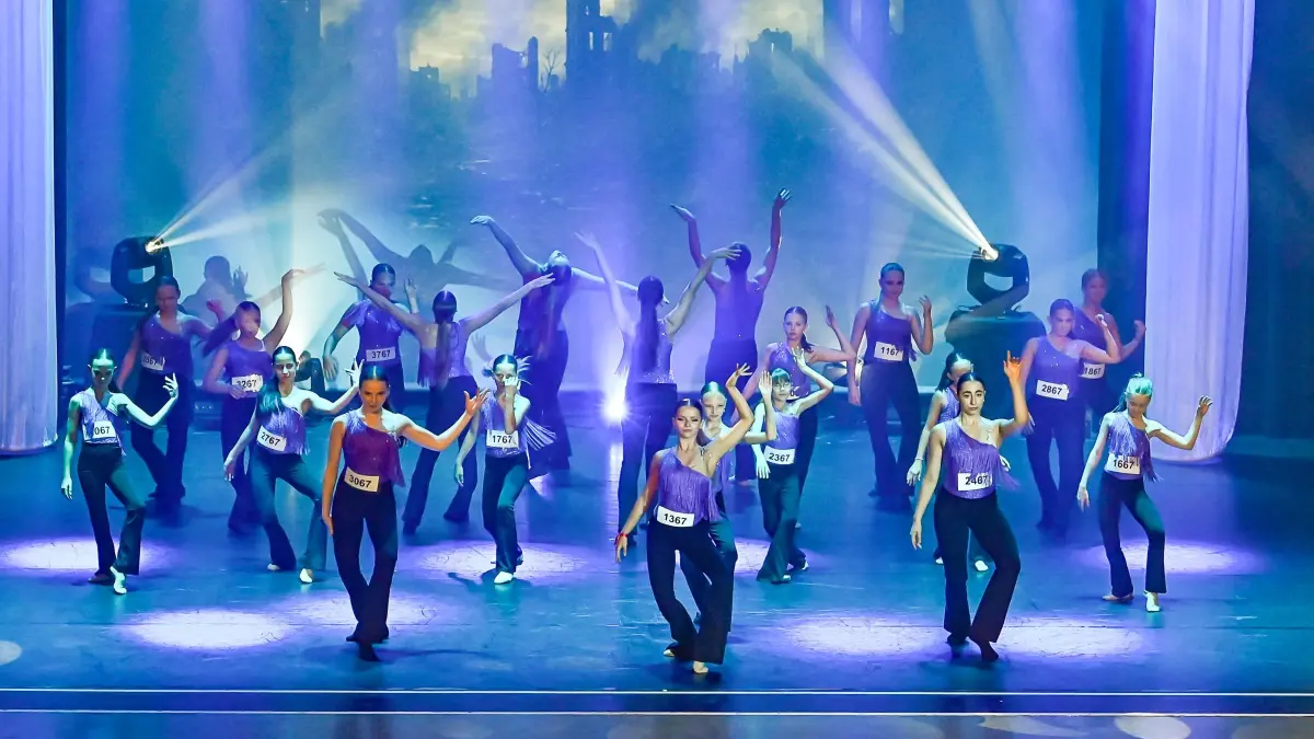 Rund 150 Mädchen, Jugendliche und junge Frauen inszenierten die Choreografie „Zirkus der Träume“ unter der Leitung von Lea Grünwald.