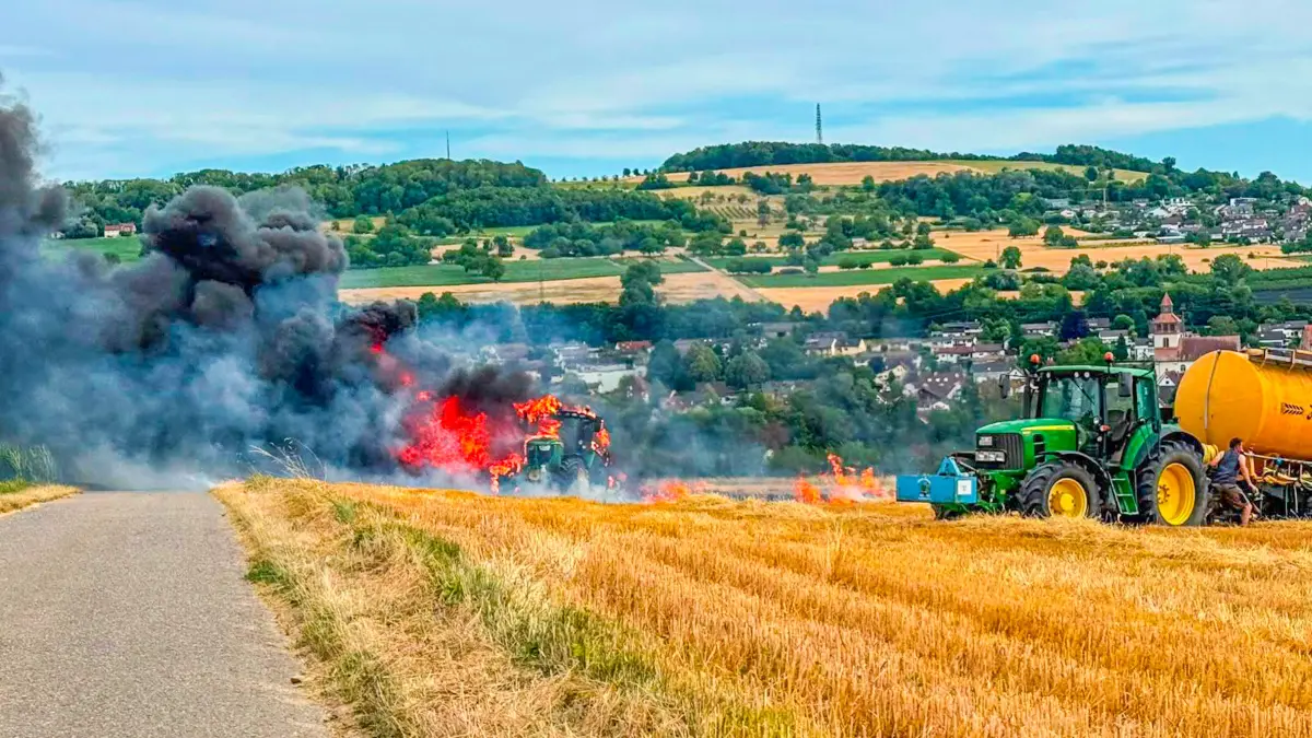 Traktor und Ballenpresse standen in Flammen.