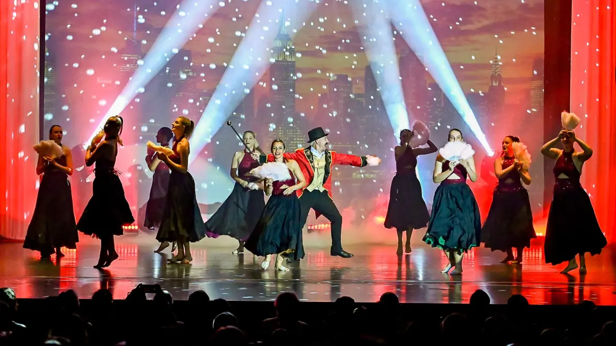 Rund 150 Mädchen, Jugendliche und junge Frauen inszenierten die Choreografie „Zirkus der Träume“ unter der Leitung von Lea Grünwald.
