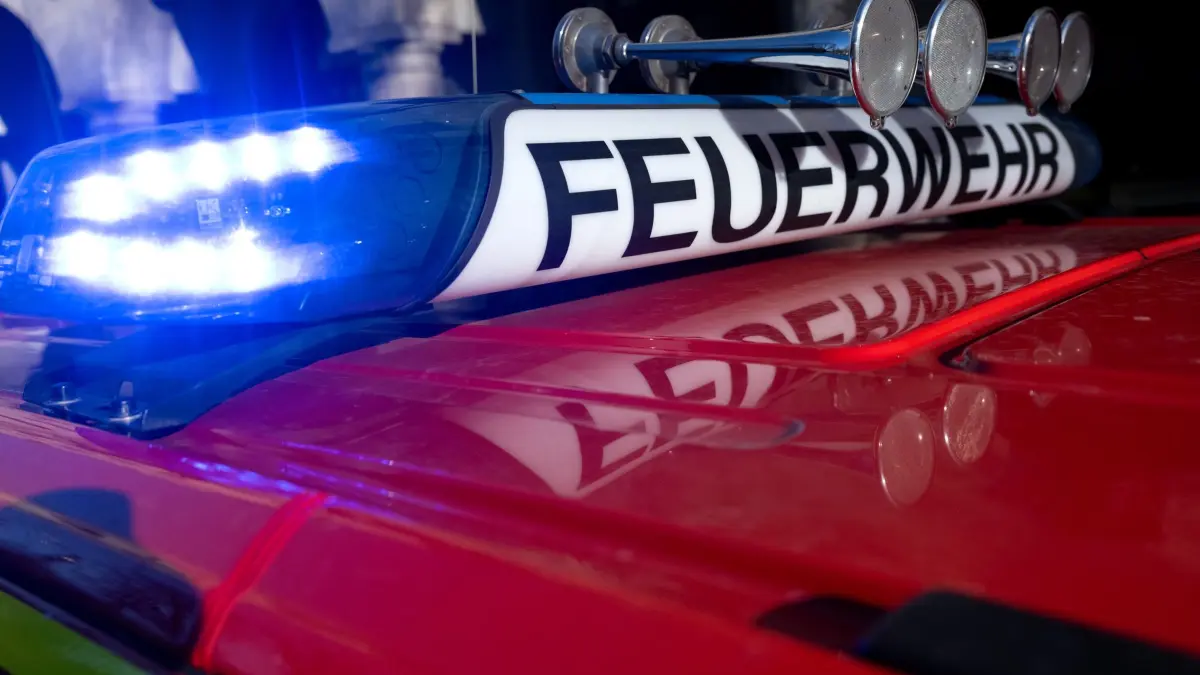 Feuerwehr: ARCHIV - 05.02.2024, Bayern, München: Ein Einsatzfahrzeug der Feuerwehr mit eingeschaltetem Blaulicht. (zu dpa: «32-Jähriger bei Brand in seiner Wohnung schwer verletzt») Foto: Sven Hoppe/dpa +++ dpa-Bildfunk +++