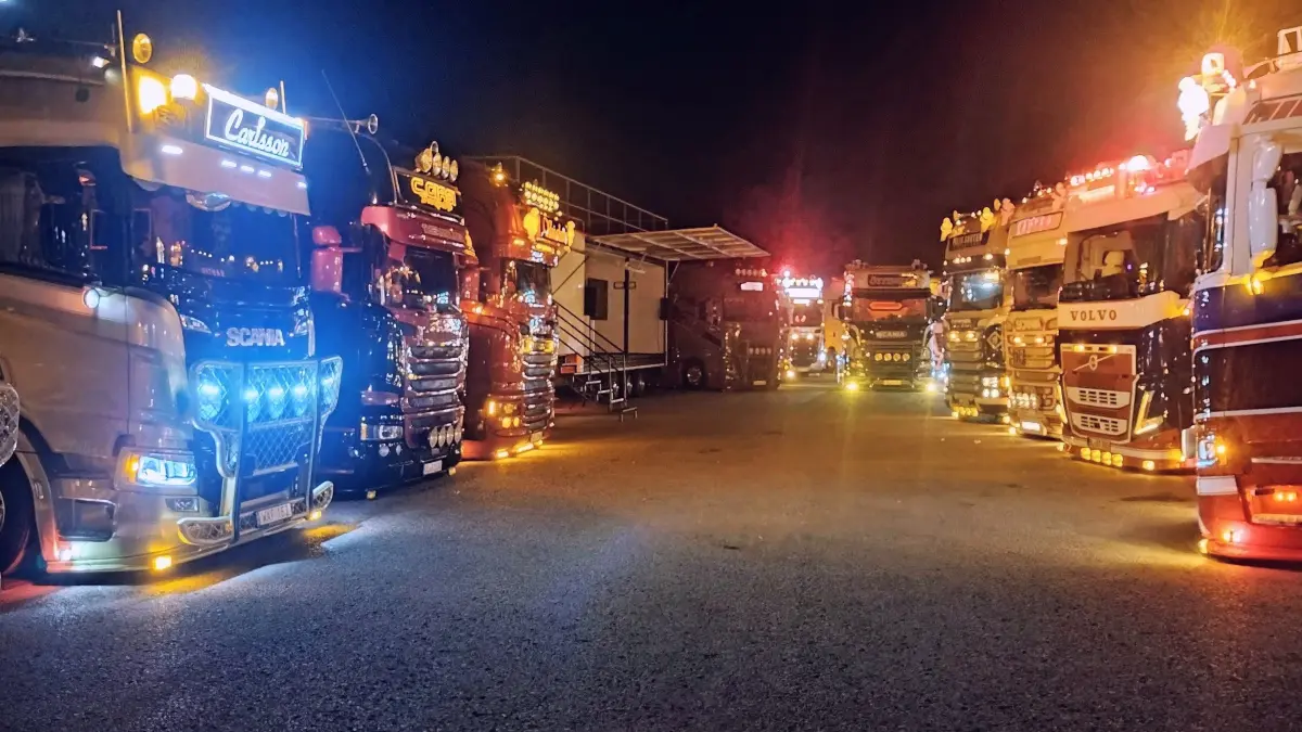 Eine bunt funkelnde Perlenkette: Show-Trucks entfalten erst bei Dunkelheit ihre volle Schönheit