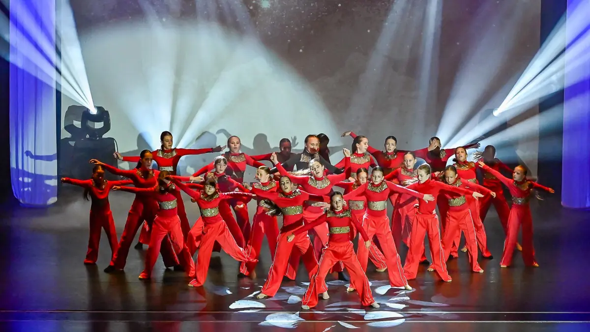 Rund 150 Mädchen, Jugendliche und junge Frauen inszenierten die Choreografie „Zirkus der Träume“ unter der Leitung von Lea Grünwald.