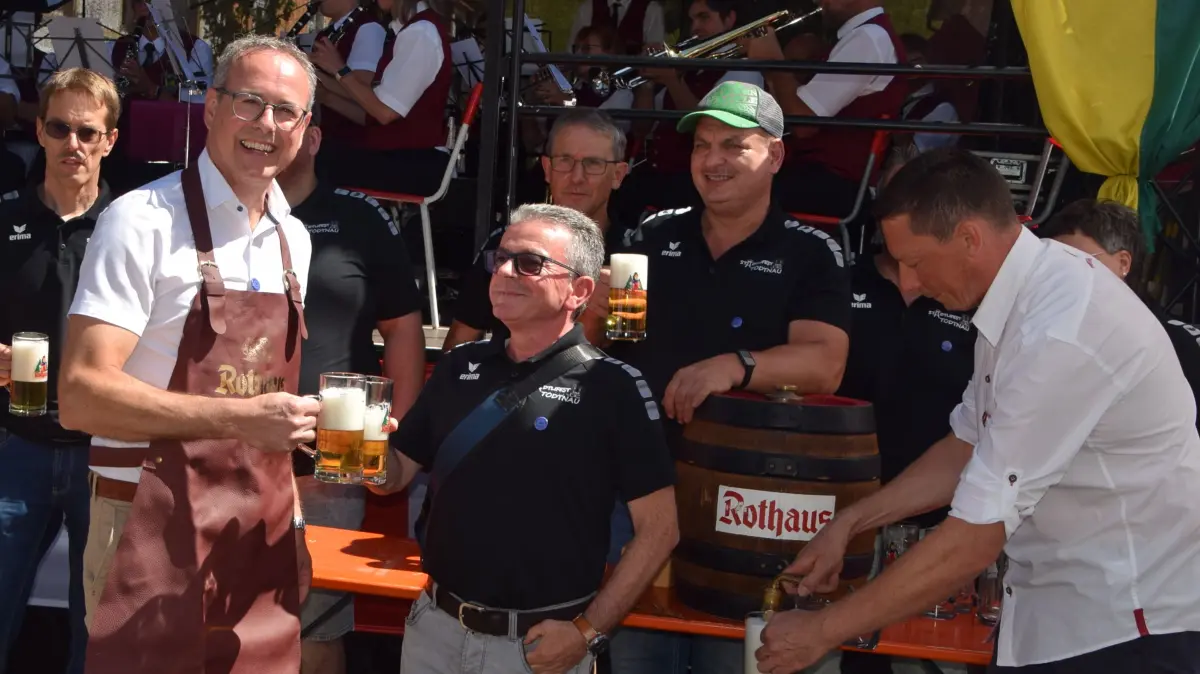 Fassanstich durch Oliver Fiedel und Gaetano Bertucci und Rothaus-Chef Christian Ulrich.