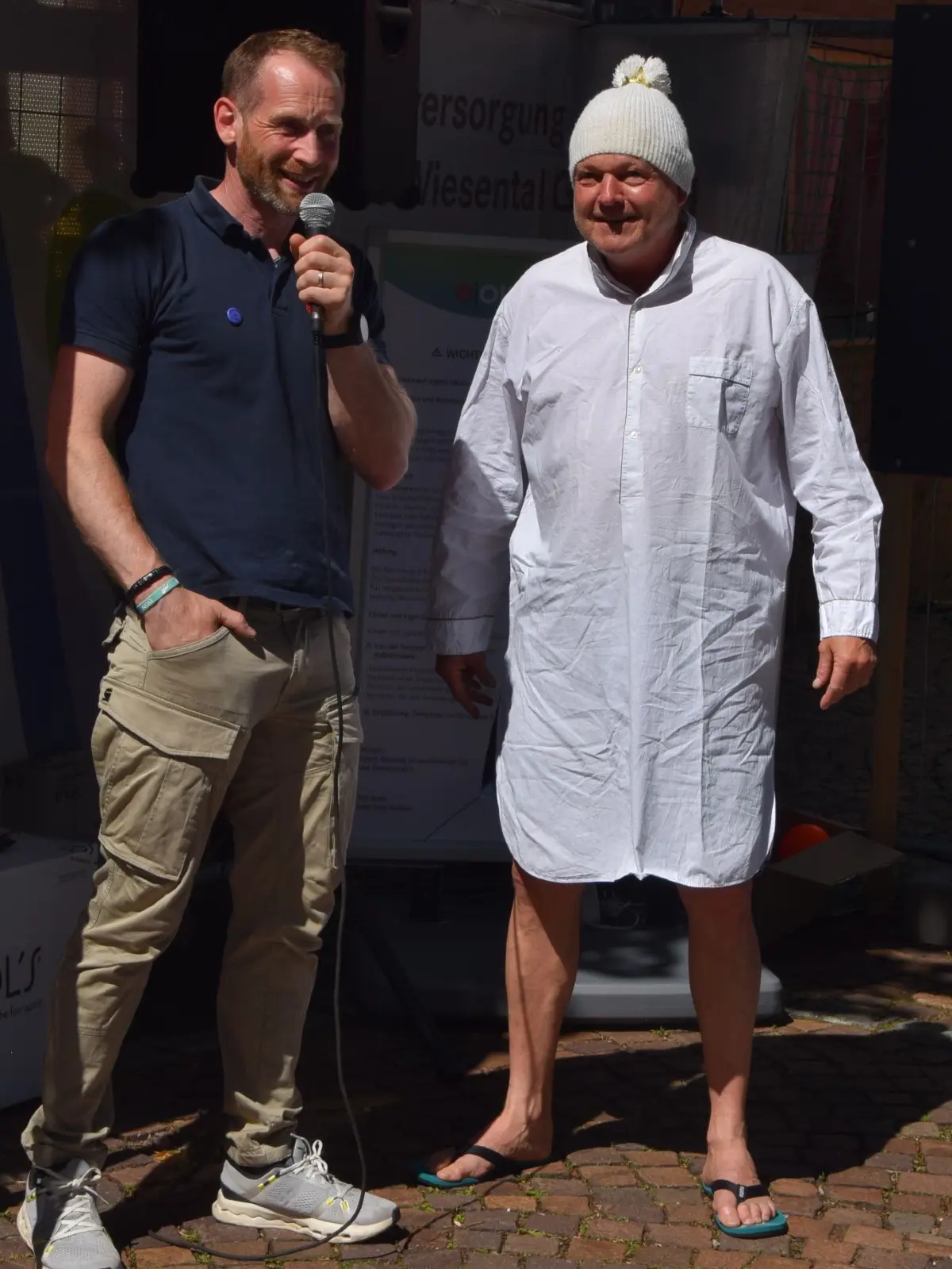 Fassanstich durch Oliver Fiedel und Gaetano Bertucci und Rothaus-Chef Christian Ulrich.
