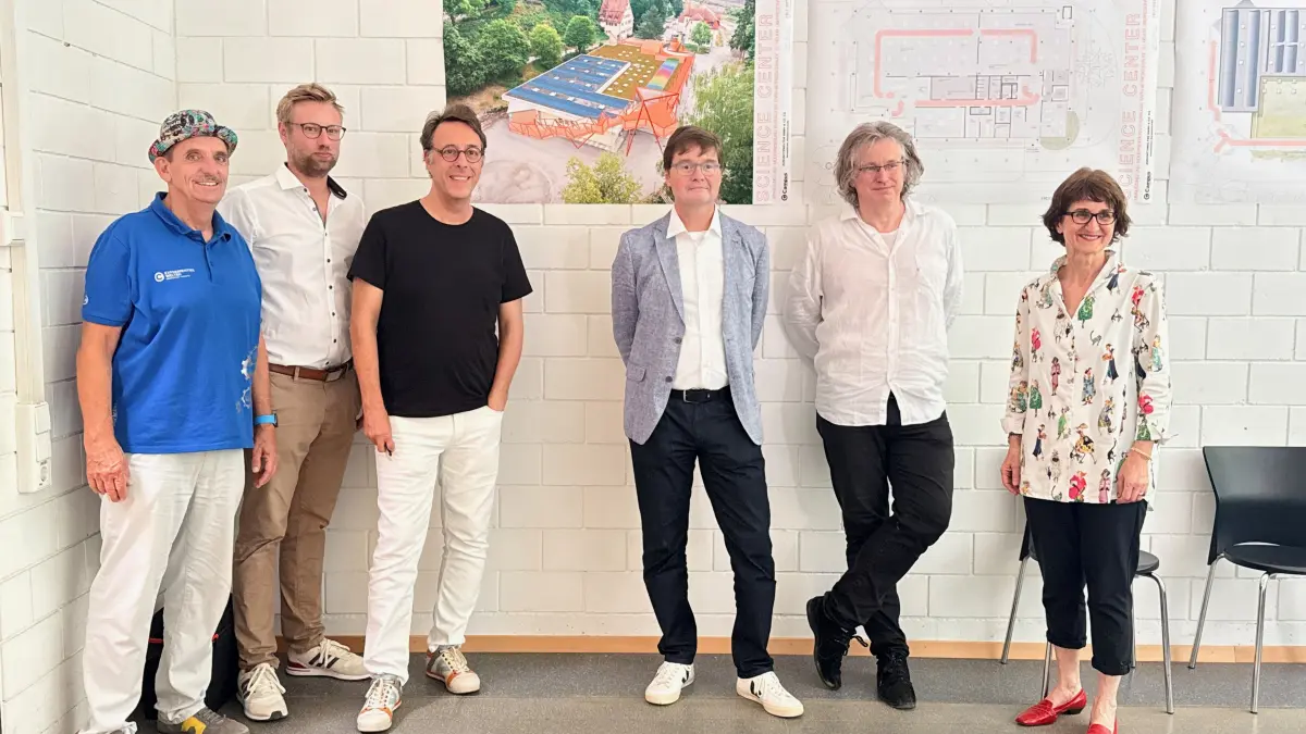 Am Samstag wurden die Pläne für das Science-Center der Öffentlichkeit vorgestellt. Die beiden Initiatoren Henry Rauner (links) und Christine Schellhorn (rechts) mit den Architekten und Planern Tobias Lohne (Zweiter von links), Florian Röver (Dritter von links), Rolf Messerschmidt (Dritter von rechts, Axel Hüttinger (Zweiter von rechts).