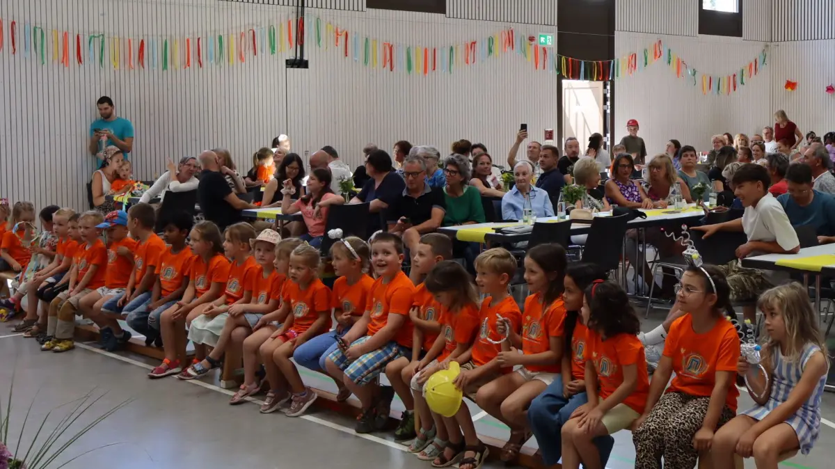 Die Gäste in der Festhalle in Wiechs haben gemeinsam das 50-Jahr-Jubiläum der Kita gefeiert.