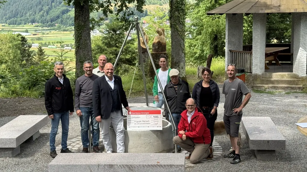 Carlo Carosi (von links, Sparkasse Kinzigtal), Hermann Braig (Bauhof Haslach), Förster Frank Werstein, Bürgermeister Armin Hansmann, Natalie Sum, Albert Neumaier, Simone Giesler, Michael Psak (alle Schwarzwaldverein) und knieend Sebastian Lebek (Sparkasse Kinzigtal) freuen sich über die Neugestaltung des Galgenbühls
