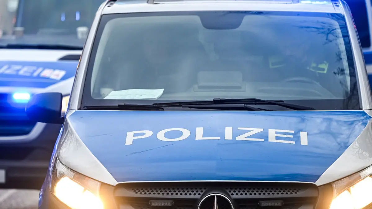 Polizeieinsatz in Hellersdorf: ARCHIV - 04.12.2024, Berlin: Polizeiautos mit eingeschalteten Scheinwerfern und Blaulicht. Die Polizei ermittelt wegen Landfriedensbruchs nach Gewalt zwischen zwei Gruppierungen aus dem linken Spektrum in Hellersdorf. (zu dpa: «Streit um Jugendzentrum - Vermummte prügeln aufeinander ein») Foto: Jens Kalaene/dpa +++ dpa-Bildfunk +++