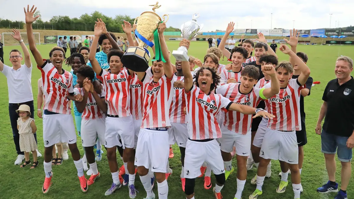 Die U-19 des SC Freiburgs gewinnt den Bitzer Cup 2026 in Ergenzingen.