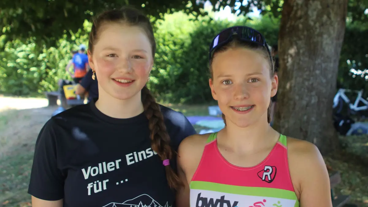 Helena Potzratz und Isabella Otte (von links)) haben beim Schul-Staffel-Triathlon mitgemacht.