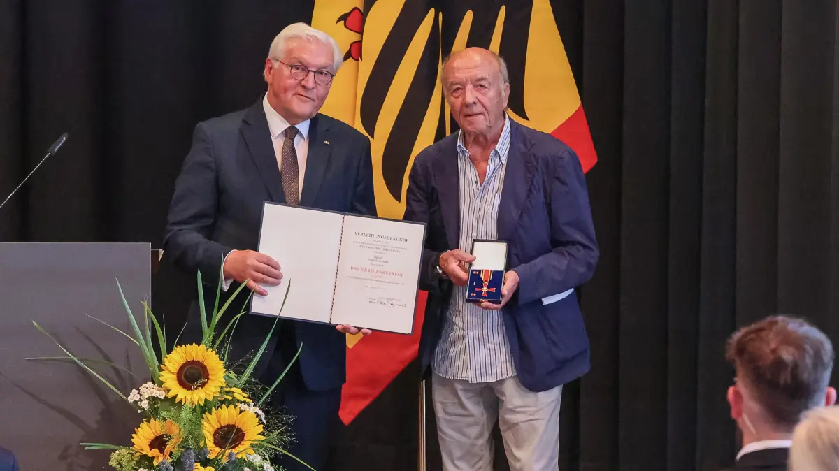 Der Bundespräsident der Bundesrepublik Deutschland, Frank-Walter Steinmeier, verleiht Thomas Harms den Verdienstorden der Bundesrepublik Deutschland. Steinmeier verleiht den Orden im Rahmen seines Formats "Ortszeit Deutschland“ in Lörrach im Werkraum Schöpflin.