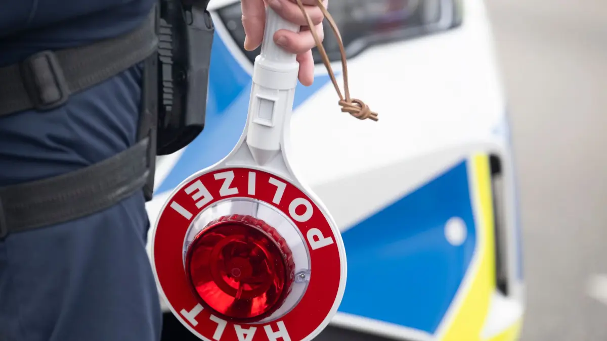 Bundespolizei - Symbolbild: PRODUKTION - 17.12.2025, Baden-Württemberg, Kehl: Eine Einsatzkraft der Bundespolizei hält während eines Fototermins mit der Deutschen Presse-Agentur (dpa) (zu dpa: «Männer wechseln vor Polizeikontrolle auf A3 Plätze im Auto») Foto: Marijan Murat/dpa +++ dpa-Bildfunk +++