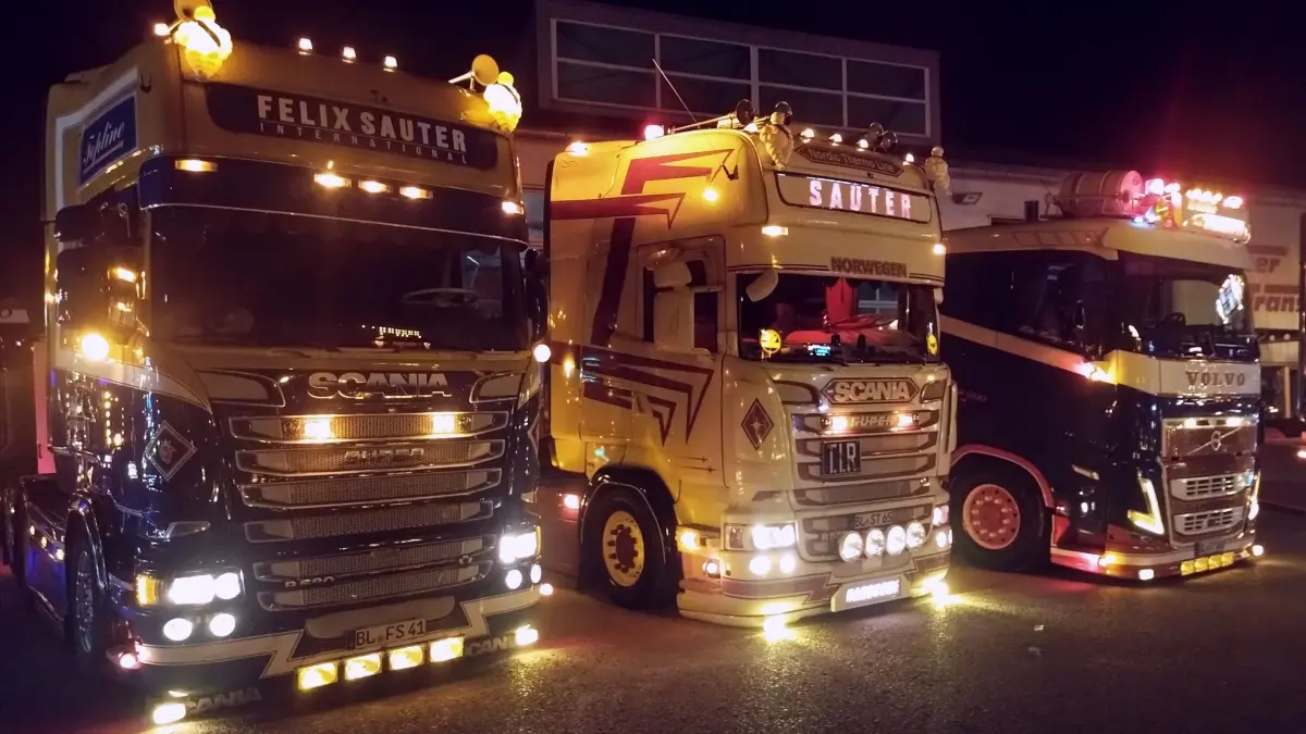 Drei schön beleuchtete Trucks des Veranstalters Sauter Transporte.