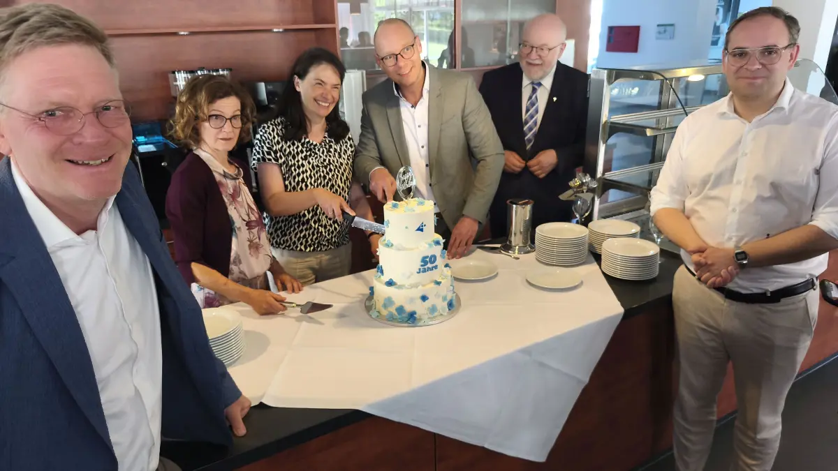 Der stellvertretende Landrat Frank Wiehe (links) und der Calwer Oberbürgermeister Florian Kling (rechts) gratulierten zum 50-jährigen Bestehen des Pflegeheims Haus auf dem Wimberg, zu dem es eine besondere Torte gab. Die wurde (von links) von der Hausdirketorin Monika Volaric, Elke Eckardt, Geschäftsführerin der Evangelischen Heimstiftung, und Regionaldirektor Johannes Miller im Beisein von Dekan Erich Hartmann angeschnitten.