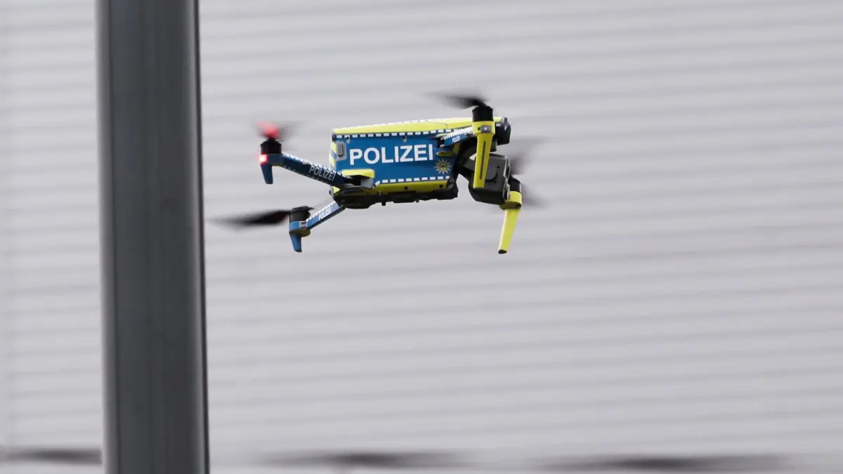 Großübung der Polizei: ARCHIV - 09.12.2025, Schleswig-Holstein, Kiel: Eine Drohne der Polizei fliegt bei einer Großübung. (zu dpa: «Polizei sucht nach Überfall auf Tankstelle nach den Tätern») Foto: Christian Charisius/dpa +++ dpa-Bildfunk +++