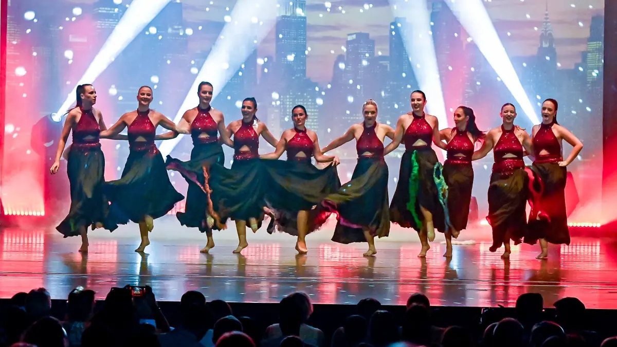 Rund 150 Mädchen, Jugendliche und junge Frauen inszenierten die Choreografie „Zirkus der Träume“ unter der Leitung von Lea Grünwald.