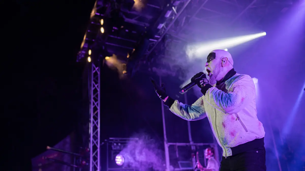 Beim Wolfweez Festival kam bereits am Freitag großartige Stimmung auf. Die Menschen feierten im Infield und auf dem Campingplatz.