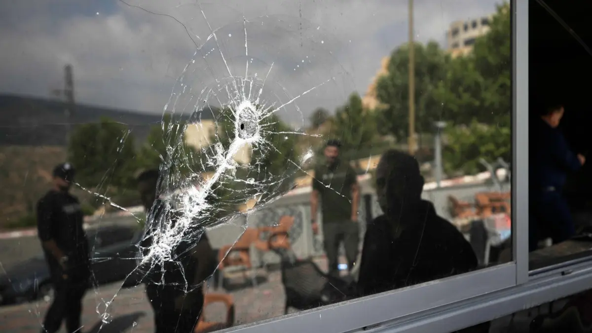 Nahostkonflikt - Salfit: 05.07.2026, Palästinensische Gebiete, Salfit: Palästinenser begutachten ein niedergebranntes Café, das in der Nacht zuvor von israelischen Siedlern in der Nähe der palästinensischen Stadt Salfit im Westjordanland verwüstet und in Brand gesetzt wurde. Foto: Majdi Mohammad/AP/dpa +++ dpa-Bildfunk +++