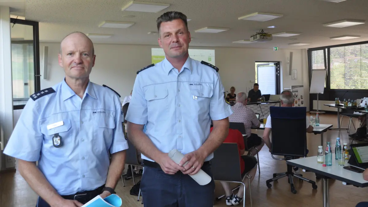 Der Donaueschinger Revierleiter Gunter Feis (links) und der Leiter des Polizeipostens Blumberg, Danny Strobel (rechts) legen die Kriminalstatistik Blumberg 2025 vor.