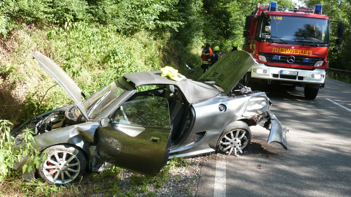Das Cabrio des 25-jährigen Fahrers wurde bei dem Unfall massiv beschädigt.