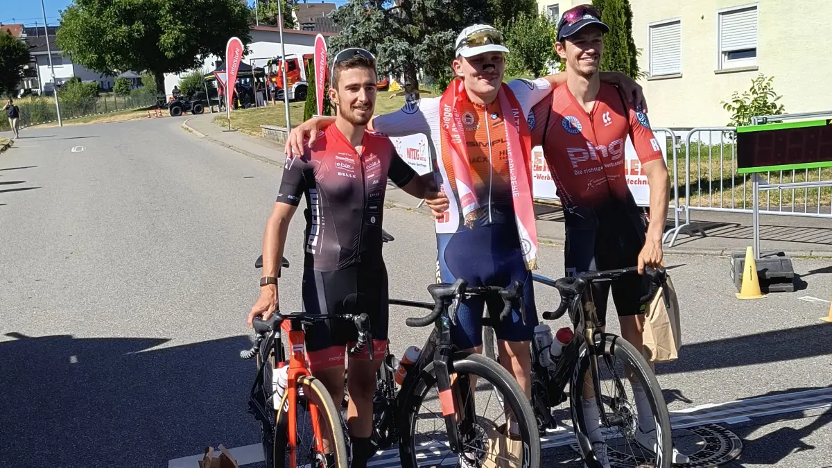 Radsport Interstuhl Cup 2026 Wilflingen Siegerehrung Elite Amateure Junioren 2 (von links) Jan Rinklef Racing Students Platz 2, Mark Adelmann Radunion Wangen Platz 1, Joscha Slongo RV Deißlingen Platz 3